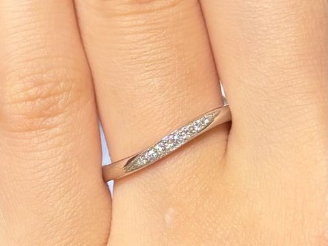 【モニッケンダム(MONNICKENDAM)の口コミ】 ストレートタイプのとてもシンプルなデザインの指輪です。女性用のリング…