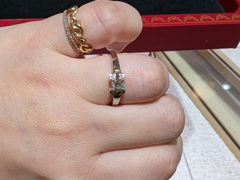 【カルティエ(Cartier)の口コミ】 シンプルではあるけれど、周りの4つのダイヤのデザインが、センターダイヤ…