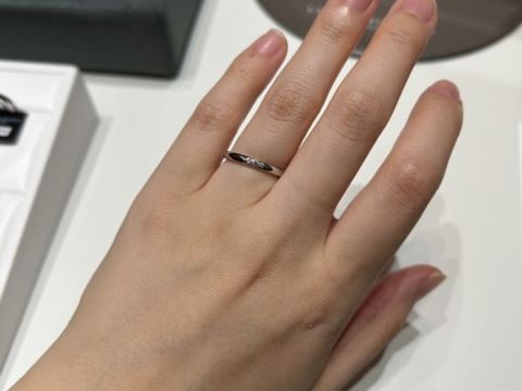 【ラザール ダイヤモンド(LAZARE DIAMOND)の口コミ】 ストレートデザインにダイヤが3粒ついているもので、シンプルかつ可愛さの…