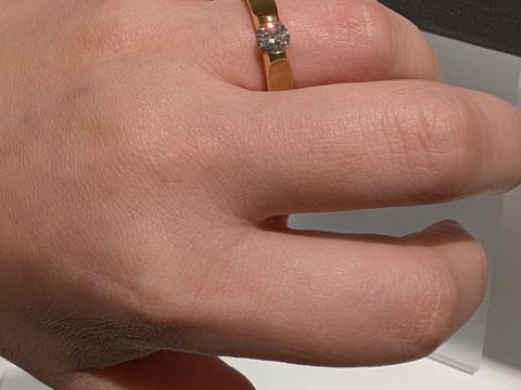 【NIESSING(ニーシング)の口コミ】 独特なデザインのリングで、ダイヤが浮いているようなデザインです。爪で…