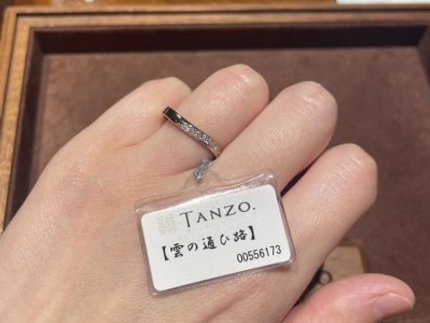 【TANZO.(鍛造指輪)の口コミ】 斜めにダイヤがあしらわれておりおしゃれなデザインになっています。ダイ…