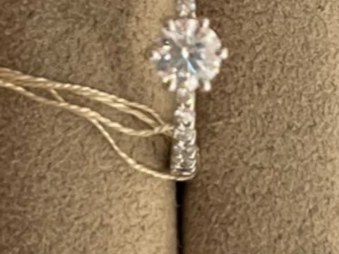 【モニッケンダム(MONNICKENDAM)の口コミ】 デザインが気に入りました。真ん中のダイヤモンドに向かってリングが細く…