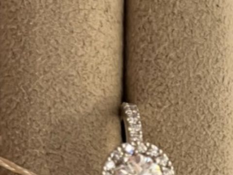 【モニッケンダム(MONNICKENDAM)の口コミ】 ダイヤモンドの質とデザインが気に入りました。大きめのダイヤモンドを小…