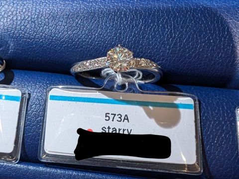 【銀座ダイヤモンドシライシの口コミ】 ダイヤモンドの質が高く、キラキラに輝いていてとても素敵です。サイドの…