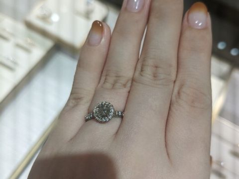 【カルティエ(Cartier)の口コミ】 センターダイヤをパヴェで囲ったデザインになるので、とても華やかな印象…