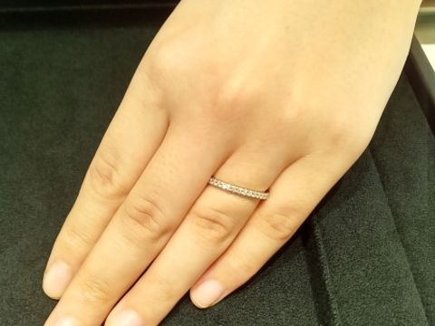 【ティファニー(Tiffany & Co.)の口コミ】 華奢で細かくダイヤがキラキラときれいに光るハーフエタニティリングです…