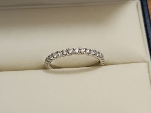 【GALA JEWELRY(ガラジュエリー)の口コミ】 細身のハーフエタニティリングです。最初試着をしていた際、ダイヤが窮屈…