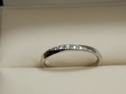 【GALA JEWELRY(ガラジュエリー)の口コミ】 プラチナのリングに少しメレダイヤが入っています。ねじれがある形なので…