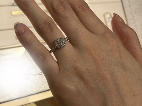 【グラフ(GRAFF)の口コミ】 デザインも丸ではなく丸みをおびた四角で、なによりもダイヤモンドがきら…