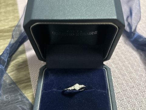 【銀座ダイヤモンドシライシの口コミ】 真ん中のダイヤのみだけでなくシンプルながらゴージャスさもほしかったの…