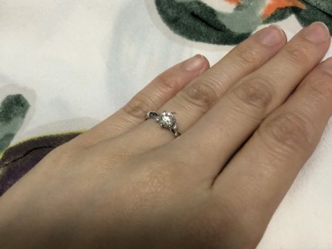 【LAPAGE(ラパージュ)の口コミ】 指輪のコンセプトはシロツメクサで、花冠をイメージしていることや、花言…