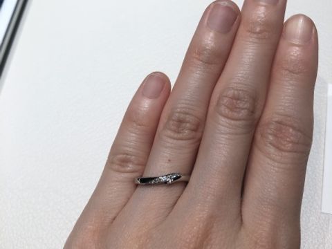 【アイプリモ(I-PRIMO)の口コミ】 ウェーブが入ったデザインで、指を綺麗に見せてくれます。
女性リングのダ…