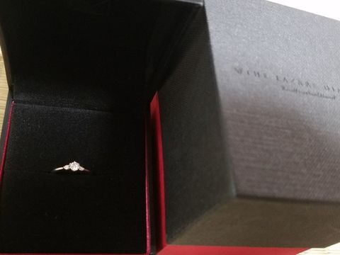 【ラザール ダイヤモンド(LAZARE DIAMOND)の口コミ】 一番の決めてはダイヤモンドの輝きが美しいのが決めてでした。
指を傾ける…