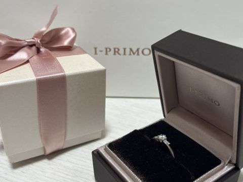 【アイプリモ(I-PRIMO)の口コミ】 指輪はアステローペいうものになります。センターダイヤモンドの両側に小…