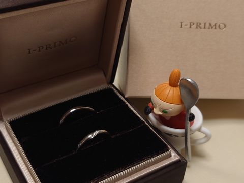 【アイプリモ(I-PRIMO)の口コミ】 婚約指輪と同じプラチナを選択しました。ゆるやかなウェーブの形、どの角…