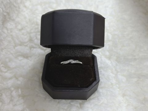 【ギンザタナカブライダル(GINZA TANAKA BRIDAL)の口コミ】 シンプルで上品なデザインが特徴で、指先が華奢に見えるだけでなく独特さ…