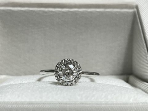 【ENUOVE(イノーヴェ)の口コミ】 取り巻きスタイルなので、中石が小さめでも石が大きく、ゴージャスに見え…