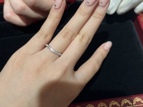 【カルティエ(Cartier)の口コミ】 V字は指が細く長く見える印象があるので試着しました。カルティエは他ブラ…