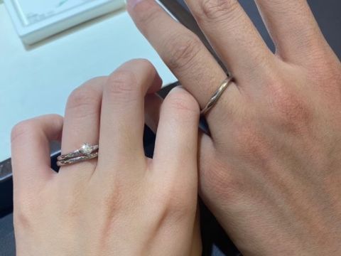 【俄(にわか)の口コミ】 プラチナゴールドという色が気になり試着に行きました。
また指にはめたと…