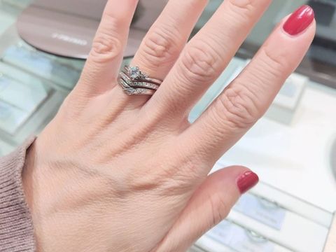 【アイプリモ(I-PRIMO)の口コミ】 V字なので指が長く綺麗に見えること。
それぞれのデザインの良さを引き立…