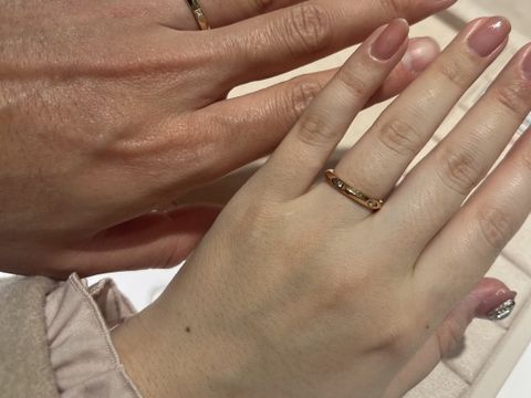 【ティファニー(Tiffany & Co.)の口コミ】 ダイヤが等間隔についてるデザイン性のある指輪です。凹んでいる部分とダ…