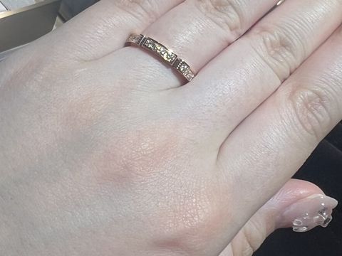 【カルティエ(Cartier)の口コミ】 ダイヤが半分ぐるっと散りばめられているため、とてもキラキラでゴージャ…