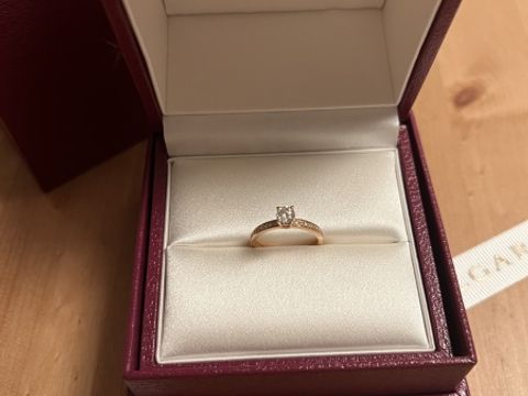 【ブルガリ(BVLGARI)の口コミ】 シンプルなリングにダイヤがついているデザインです。一見どこにでもあり…