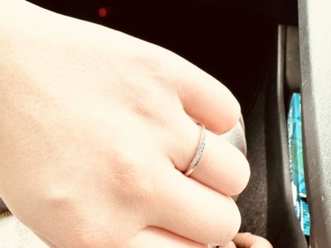 【銀座ダイヤモンドシライシの口コミ】 シンプルなデザインながら高級感もあり、着け心地がとても良いと喜んでく…