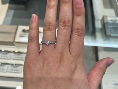 【アイプリモ(I-PRIMO)の口コミ】 とにかくキラキラしている婚約指輪が良いなと思い、試着させていただきま…