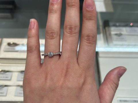 【アイプリモ(I-PRIMO)の口コミ】 ハーフエタニティでデザインが少し斜めになっている婚約指輪を試着させて…