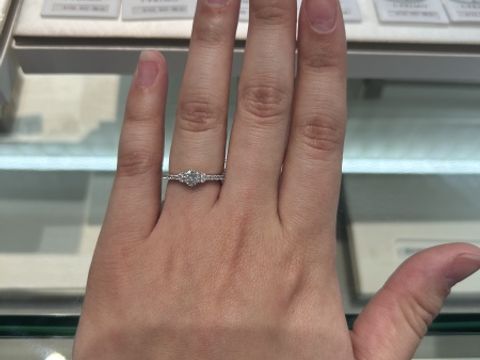 【アイプリモ(I-PRIMO)の口コミ】 婚約指輪といえば、ソリティアタイプが王道なイメージがありましたが、私…