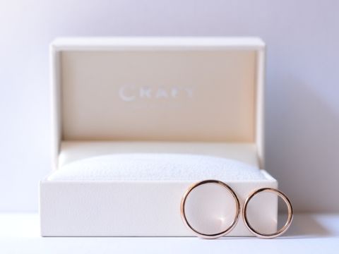 【CRAFY(クラフィ)の口コミ】 K18ピンクゴールド鏡面磨きの金属を選びました。
内側にスペシャルダイヤ…