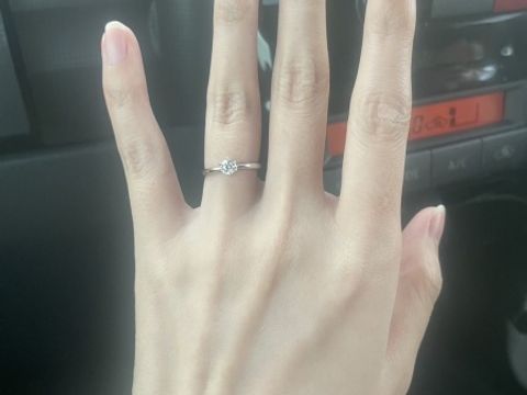 【ジュエリーツツミ(JEWELRY TSUTSUMI)の口コミ】 誰もがイメージするシンプルなデザインの婚約指輪です。
お相手が重ね付け…