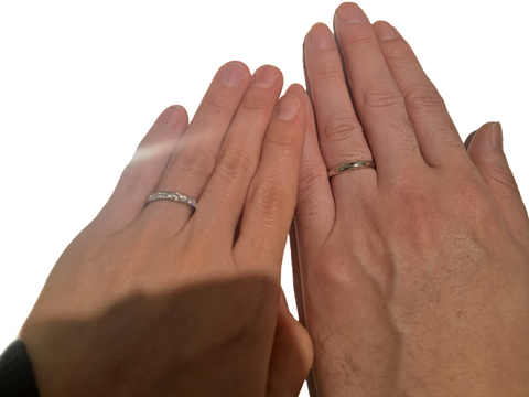 【4℃ BRIDAL(ヨンドシーブライダル)の口コミ】 シンプルですが、幅のあるデザインを選んだので、キラキラ感がとても華や…