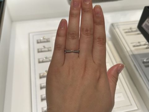 【ティファニー(Tiffany & Co.)の口コミ】 キラキラとした結婚指輪が良いと思い、試着することにしました。ハーフエ…