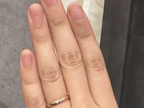 【BRILLIANCE+(ブリリアンスプラス)の口コミ】 ピンクゴールドが自分の肌色に合うと思い、試着することにしました。太さ…