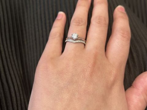 【BRILLIANCE+(ブリリアンスプラス)の口コミ】 婚約指輪との重ね付けを考えていたため、重ね付けに合う結婚指輪だと思い…