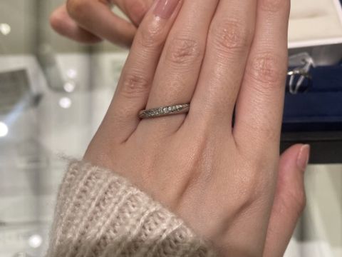 【4℃ BRIDAL(ヨンドシーブライダル)の口コミ】 丸みのあるシルエットに流れるように沿ったダイヤの輝きが魅力的です。
ど…