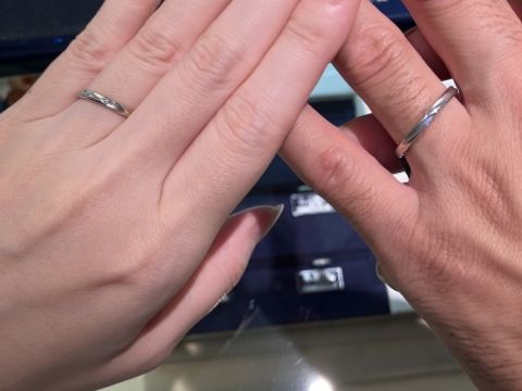 【ROYAL ASSCHER(ロイヤル・アッシャー)の口コミ】 ナナメの掘りがありマットなリングに中央のひし形のデザインにダイヤが埋…