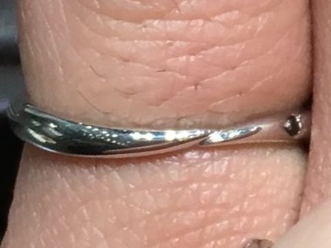 【JEWELRY  KAMATA(ジュエリーかまた)の口コミ】 ブラックの石がポイントで入っていて、とてもかっこいいデザインでした。
…