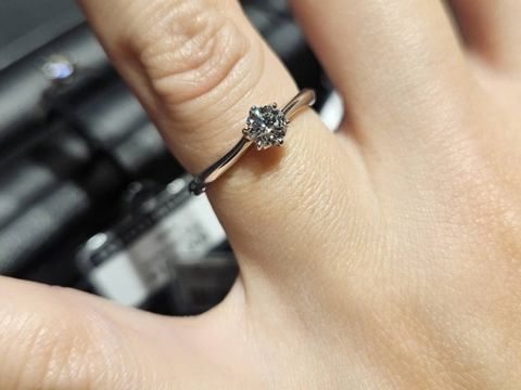 【銀座ダイヤモンドシライシの口コミ】 婚約指輪は価格は２０万円弱から買える物もありました。(ダイヤがちょうど…