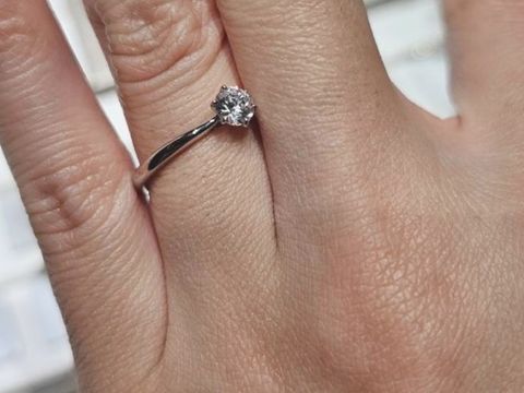 【アイプリモ(I-PRIMO)の口コミ】 婚約指輪はシンプルなものから、青系やピンク系など可愛らしいものまで様…