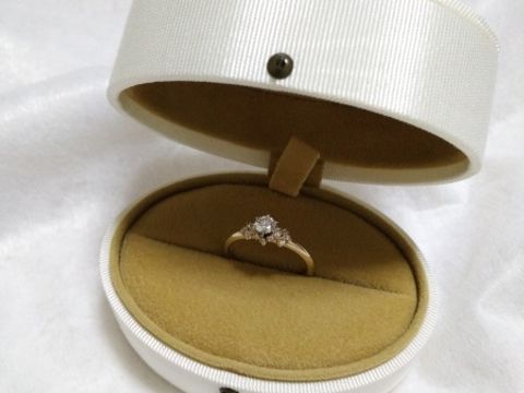 【AbHeri(アベリ)の口コミ】 デザインが細かく、裏にも小さなダイヤが付いていて、最初見たときは驚き…