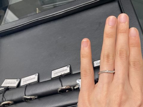 【ラザール ダイヤモンド(LAZARE DIAMOND)の口コミ】 自身の指に似合うウェーブやVラインを試着しました。他ブランドに比べてリ…