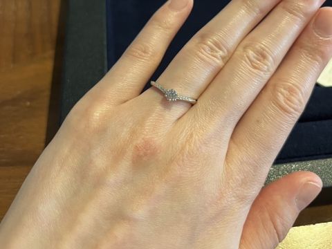 【BIJOUPIKO(ビジュピコ)の口コミ】 中央のダイヤの輝きもVラインに沿った繊細なダイヤもすごく綺麗です。指が…