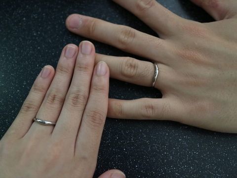 【ブルガリ(BVLGARI)の口コミ】 結婚指輪は夫婦で同じデザインのものにしたかったため、あまり装飾の付い…