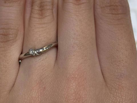 【俄(にわか)の口コミ】 指輪にくるっとダイヤが巻きついているようなデザインがほかにはなくて興…