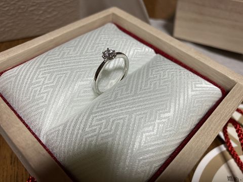 【TOMOE(トモエ)の口コミ】 ソリティアのシンプルなフレームに桜の形をしたダイヤモンドが輝いている…