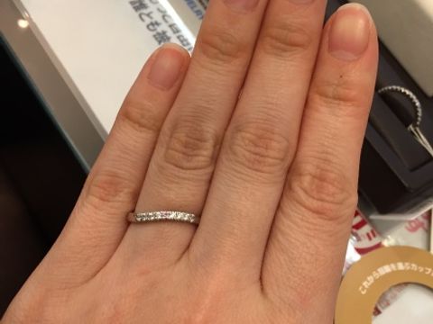 【JEWELRY  KAMATA(ジュエリーかまた)の口コミ】 緩やかなS字カーブなので、女性らしさがあります。また、指の太さが気にな…