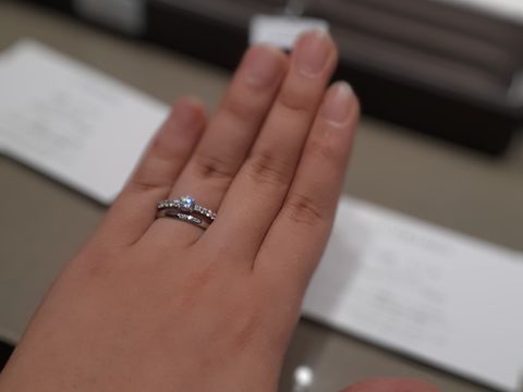 【アイプリモ(I-PRIMO)の口コミ】 ダイヤモンドが少しついているためゴージャスに見えます。
指輪を少し回す…